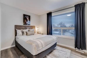 5 bedrooms, desk, iron/ironing board, free WiFi - Joey - Central Hub for Nomads & Urban Explorers! (Edmonton)