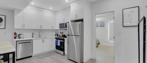 Réfrigérateur, micro-ondes, four, plaque de cuisson