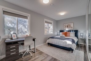 6 Schlafzimmer, Schreibtisch, Bügeleisen/Bügelbrett, Reisekinderbett