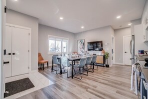 Dining - Rachel - Spacious home in Central 6 bdrm,4.5 bath (Edmonton)