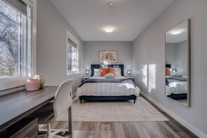 6 bedrooms, desk, iron/ironing board, travel cot - Rachel - Spacious home in Central 6 bdrm,4.5 bath (Edmonton)