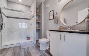 Hair dryer, towels - Rachel - Spacious home in Central 6 bdrm,4.5 bath (Edmonton)