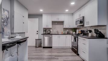 Refrigerador, microondas, horno y parrilla de estufa