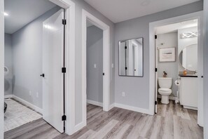 Hair dryer, towels - Rachel - Spacious home in Central 6 bdrm,4.5 bath (Edmonton)