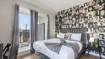 2 habitaciones, escritorio y tabla de planchar con plancha