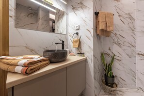 Apartment | Bathroom | Shower, hair dryer, towels, soap