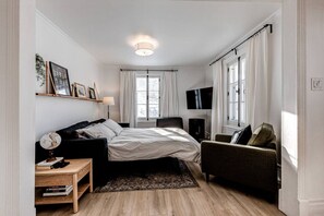 3 chambres, bureau, fer et planche à repasser, lit de bébé portatif