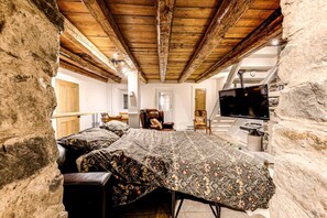 4 chambres, bureau, fer et planche à repasser, lit parapluie