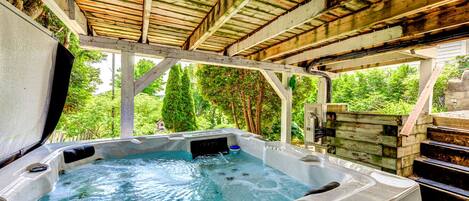 Outdoor spa tub