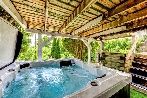 Outdoor spa tub