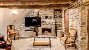 TV, fireplace, stereo