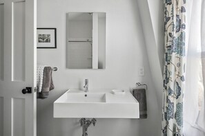 Een haardroger, handdoeken