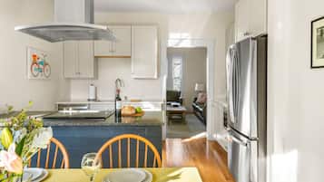 Een koelkast, een magnetron, een oven, een kookplaat