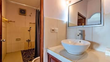 Habitación doble | Espacio para trabajar con un portátil, wifi gratis, ropa de cama