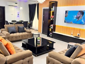 Executive Apartment, City View | Living area