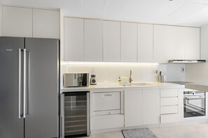 Een koelkast, een magnetron, een oven, een kookplaat