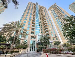 Exterior - Luxury Marina Apartment | 3BR | Gym, Pool, Fast Wi-Fi, Parking (Marina)