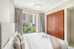 3 bedrooms, iron/ironing board, WiFi, bed sheets - Luxury Marina Apartment | 3BR | Gym, Pool, Fast Wi-Fi, Parking (Marina)