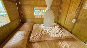 Quarto casal básico, um futon, vista para o rio | Roupa de cama