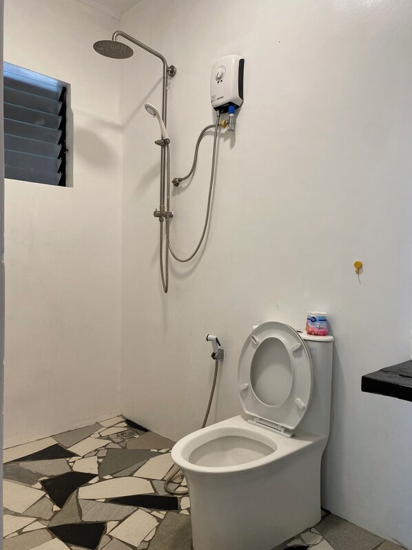 Doccia, asciugacapelli, bidet, asciugamani