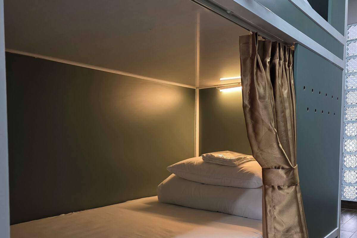 Phòng đơn Tiêu chuẩn, chỉ dành cho nam | Bộ đồ giường cao cấp, nệm cao su hoạt tính (memory foam) 