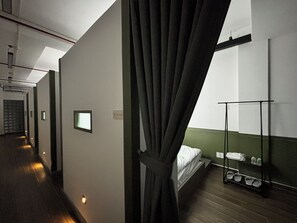 Slaapzaal, uitzicht op park | Luxe beddengoed, bedden met traagschuimmatrassen, geluiddichte muren