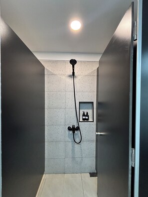 Shower, perlengkapan mandi desainer, pengering rambut, dan sandal