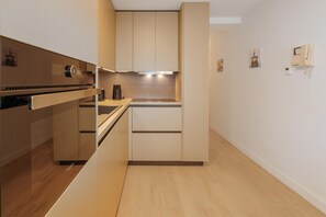 Mikrowelle, Ofen, Herdplatte, Wasserkocher mit Kaffee-/Teezubehör