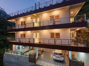 Façade de l’hébergement - soirée/nuit