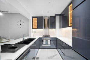 冷蔵庫、電子レンジ、オーブン、コンロ