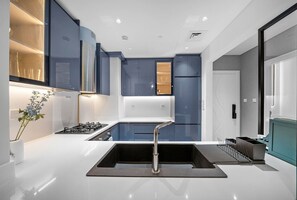 冷蔵庫、電子レンジ、オーブン、コンロ