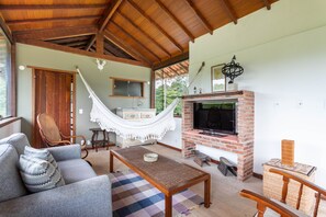 TV - Perfect Refuge in Miguel Pereira | AND61 (Miguel Pereira)