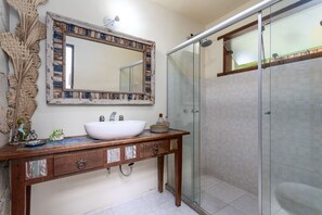 Dutxa, assecador de cabells, tovalloles i xampú 
