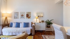A cozy bedroom with a bed, bedside table, lamp, and wall art. - 4 minutes from Arcos da Lapa | SR1502 (Rio de Janeiro)