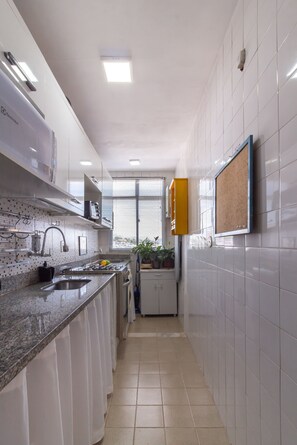 Kjøleskap, mikrobølgeovn, ovn og kokeplater