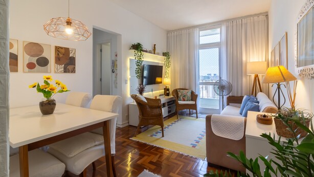 A modern living room with a dining area, a sofa set, and a TV. - 4 minutes from Arcos da Lapa | SR1502 (Rio de Janeiro)