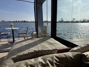 2 quartos, escrivaninha, ferros/tábuas de passar roupa