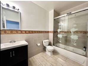 Secadora de cabello, toallas, jabón, papel de baño 
