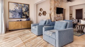 Smart-tv, eldstad och en stereo