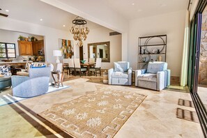 Smart-tv, eldstad och en stereo