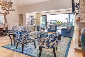 Smart-tv, eldstad och en stereo