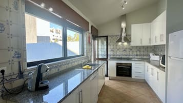 Réfrigérateur, micro-ondes, four, lave-vaisselle