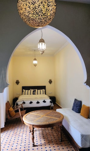 Deluxe driepersoonskamer, uitzicht op de binnenplaats | Een strijkplank/strijkijzer, gratis wifi