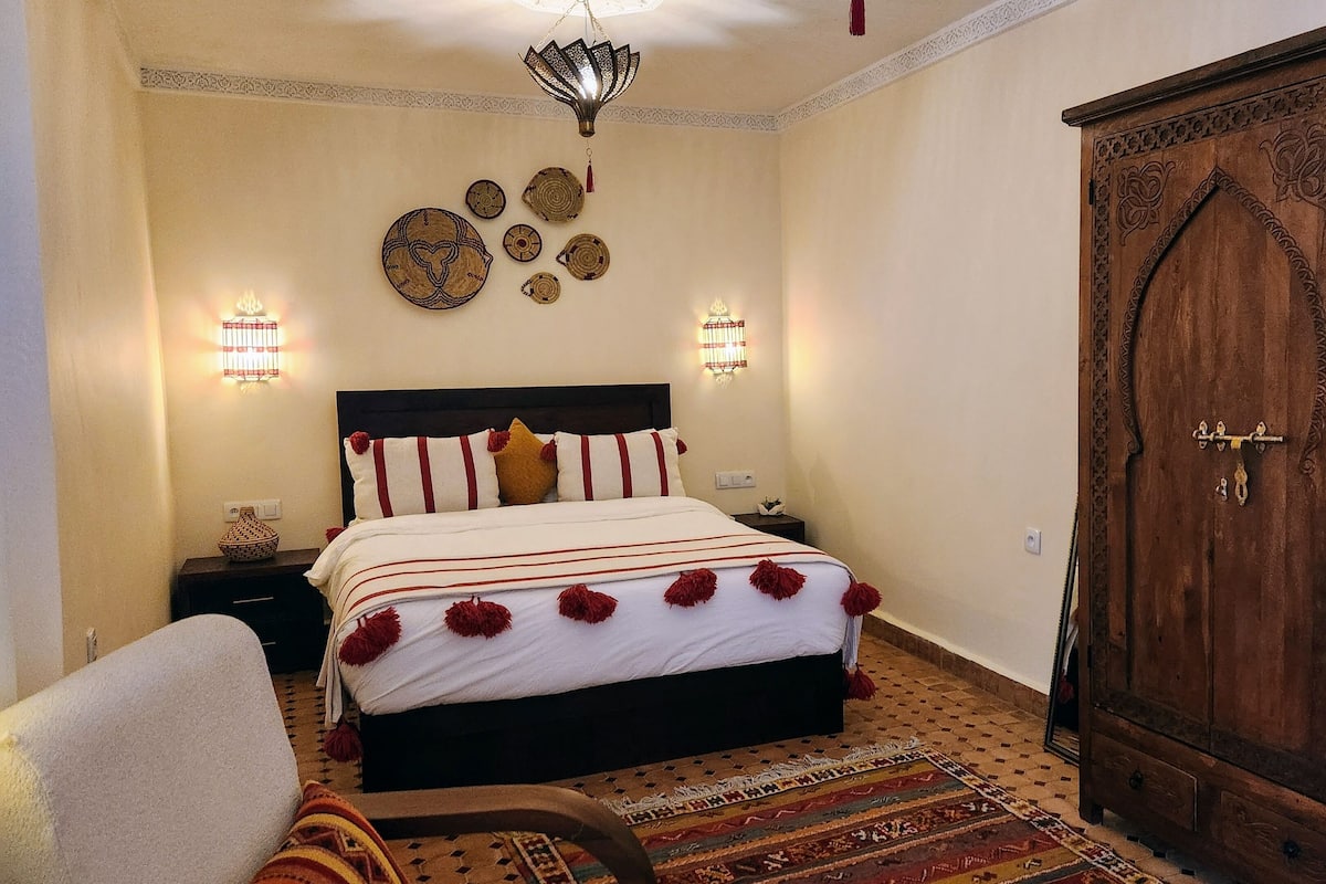 Habitación triple Confort, vistas al patio | Tabla de planchar con plancha y wifi gratis
