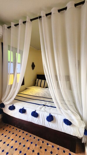 Chambre Standard double, vue sur la cour intérieure | Fer et planche à repasser, accès au Wi-Fi (inclus)