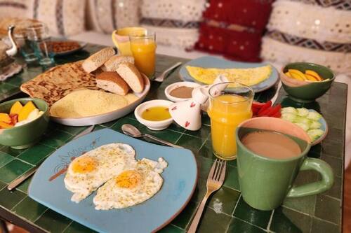 Petit déjeuner complet compris tous les jours