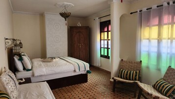 Quarto triplo superluxo, vista para o pátio | Ferros/tábuas de passar roupa, Wi-Fi de cortesia