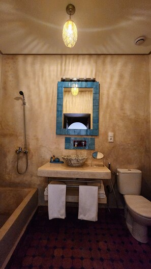 Chambre Double Confort, vue cour intérieure | Salle de bain | Serviettes fournies, savon, shampoing, papier toilette