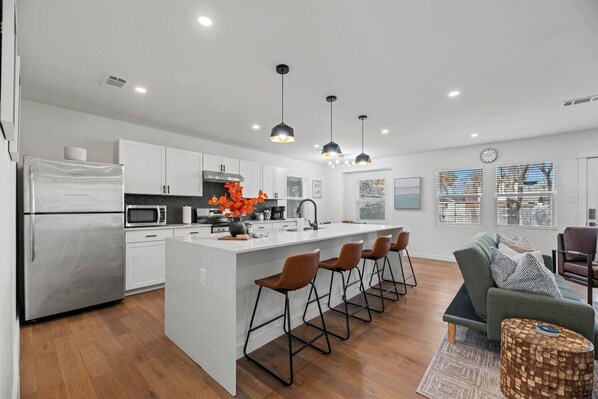 Refrigerador, microondas, horno, placa de cocina