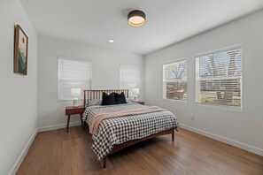 3 habitaciones, escritorio, tabla de planchar con plancha y wifi gratis